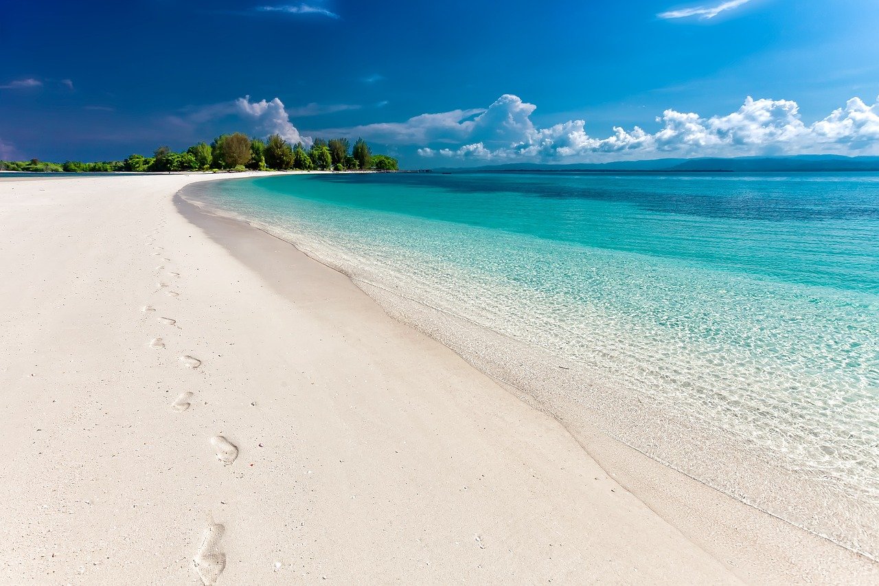 The World’s Most Stunning White and Pink Sand Beaches